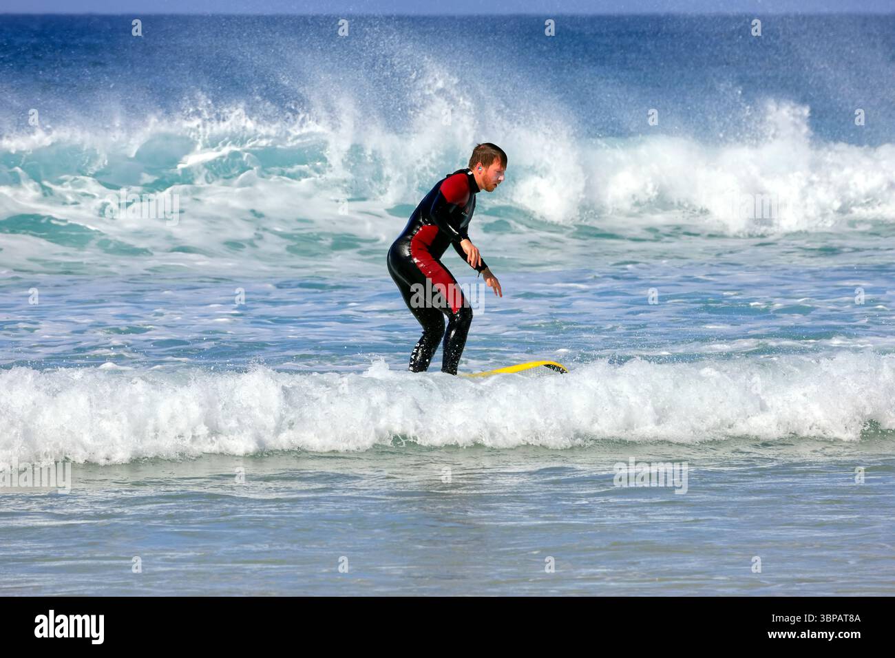 Homme surfant à Piedra Playa, El Cotillo, Fuerteventura, Îles Canaries, Espagne, Europe, UE . Prise 2025 Banque D'Images