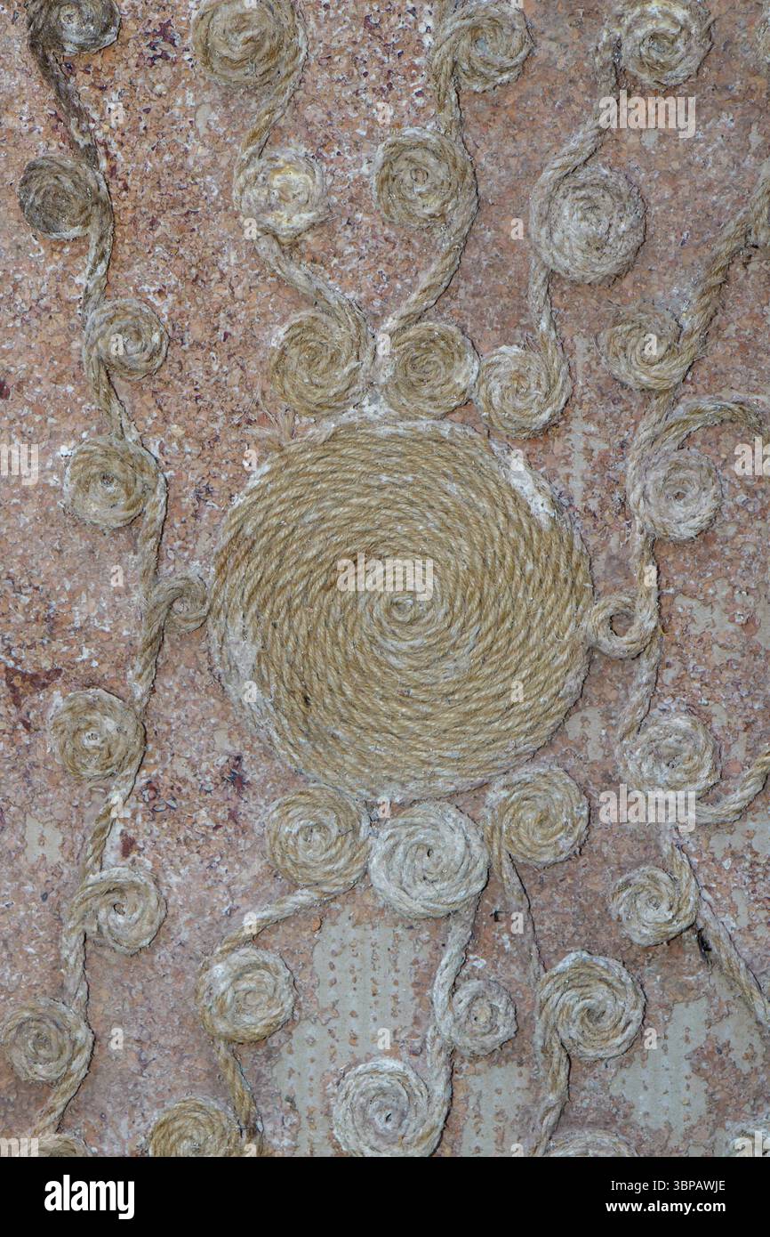 Le design détaillé présente des spirales et des tourbillons créés avec de la corde, démontrant une technique artistique unique. Banque D'Images