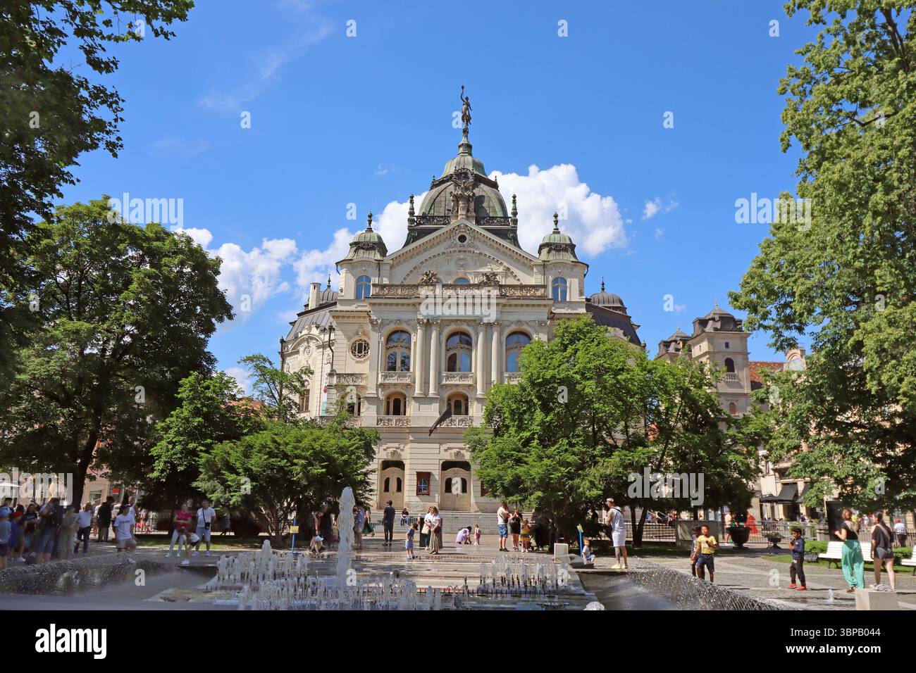 Kosice, Slovaquie - 26 mai 2025 : Théâtre de l'Opéra d'État et fontaine sur Hlavna ou la place principale Banque D'Images Kosice, Slovaquie - 26 mai 2025 : Théâtre de l'Opéra d'État et fontaine sur Hlavna ou la place principale Banque D'Images
