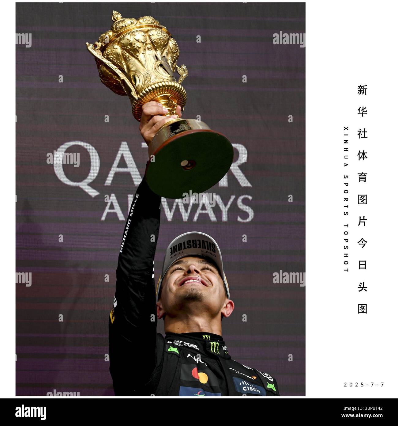 Pékin, Grande-Bretagne. 6 juillet 2025. Lando Norris, pilote britannique de McLaren, célèbre avec son trophée lors de la cérémonie de remise des prix après le Grand Prix de Grande-Bretagne de formule 1 2025 sur le circuit de Silverstone à Londres, en Grande-Bretagne, le 6 juillet 2025. Crédit : Li Ying/Xinhua/Alamy Live News Banque D'Images