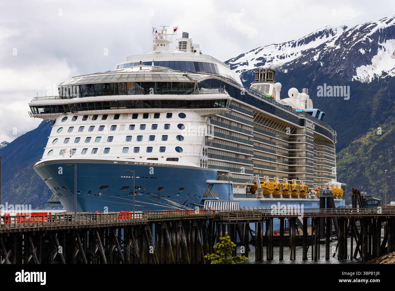 Le navire de croisière Anthem of the Seas de Royal Caribbean est dans la classe Quantum de la flotte des compagnies. Les montagnes de l'Alaska peuvent être vues en arrière-plan. Banque D'Images