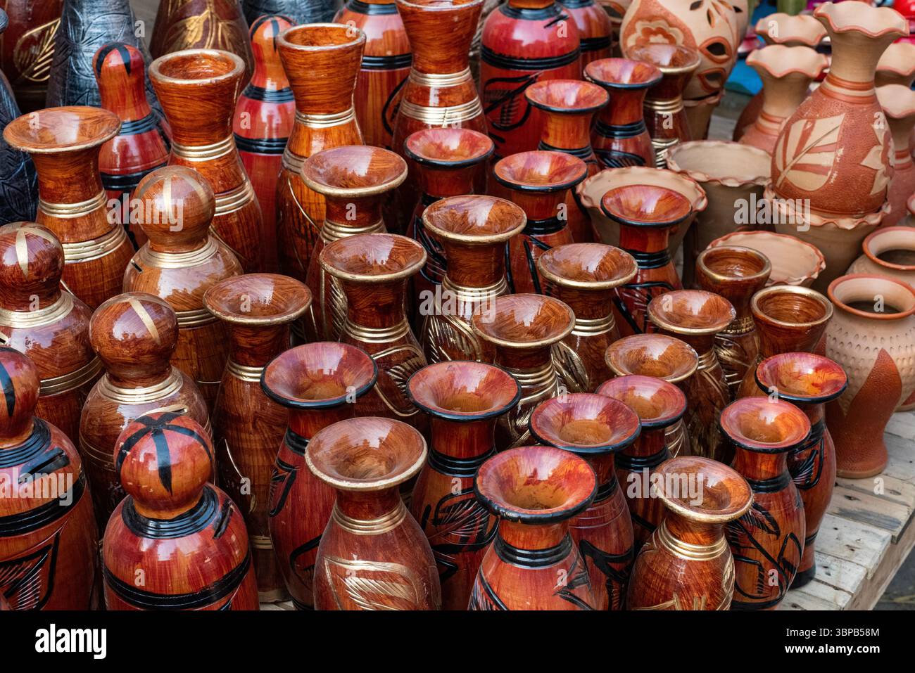Une collection de poterie en terre cuite exposée à un marché. Différents produits de poterie dans une foire traditionnelle à Chittagong, Bangladesh appelé Jobbarer Banque D'Images
