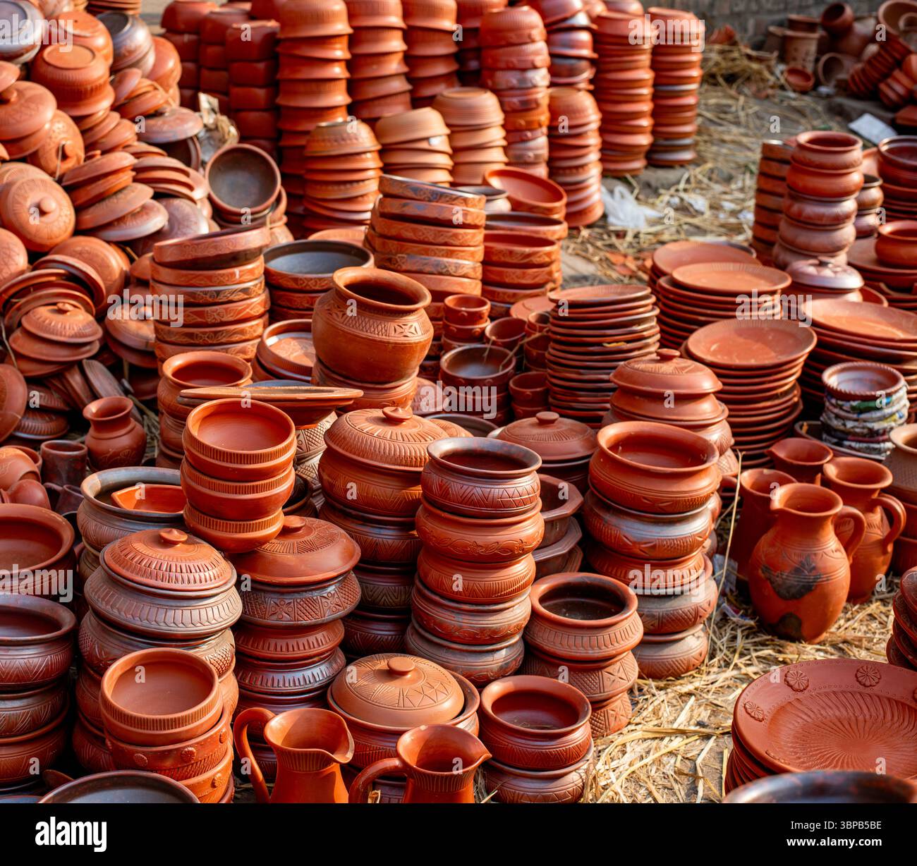 Une collection de poterie en terre cuite exposée à un marché. Différents produits de poterie dans une foire traditionnelle à Chittagong, Bangladesh appelé Jobbarer Banque D'Images