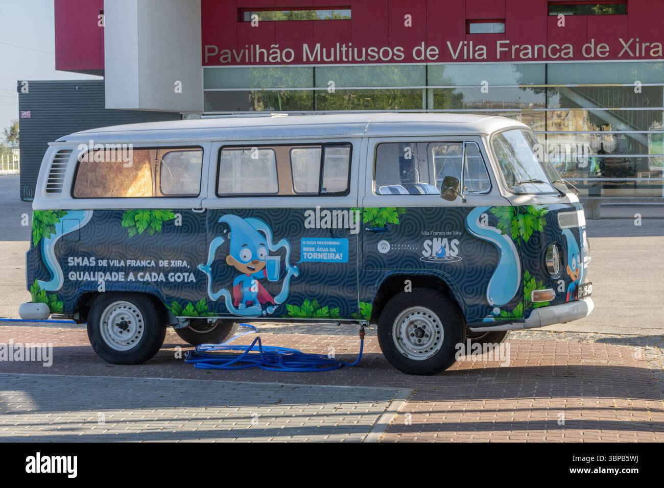 Volkswagen kombi van promouvant smas de vila franca de xira services d'eau stationnés près de pavilhao multiusos Banque D'Images