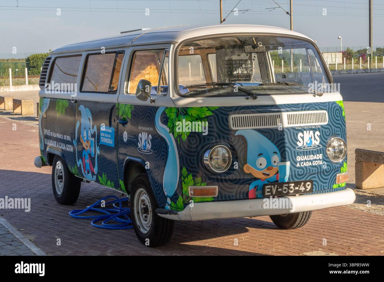 Volkswagen kombi van de smas de vila franca de xira garé, promouvant la qualité de l'eau avec la mascotte de dessins animés et slogan qualidade a cada gota Banque D'Images