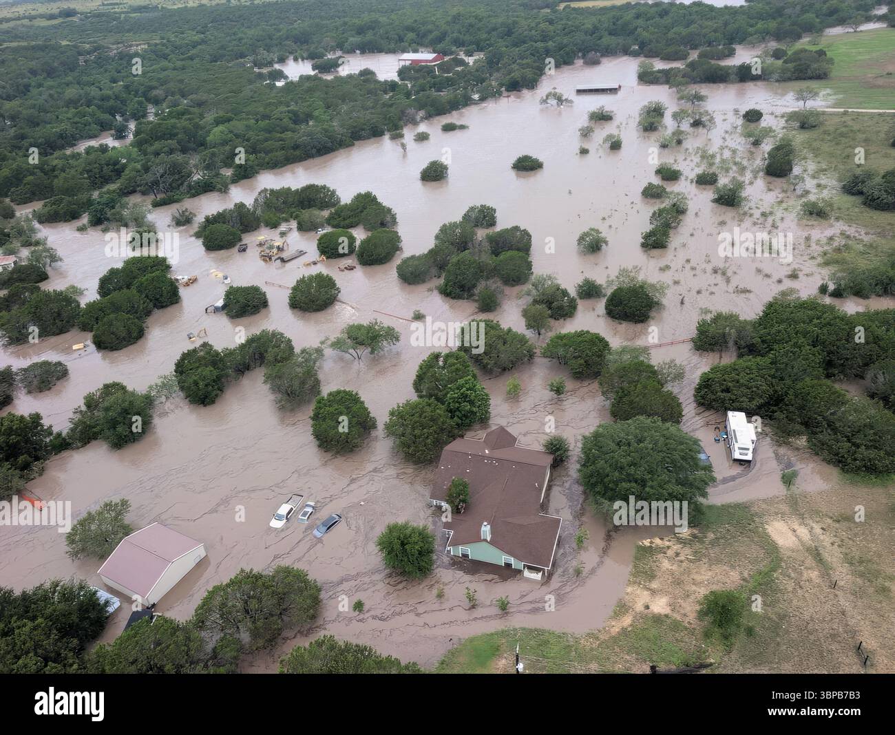 Kerville, Texas, États-Unis d'Amérique. 05 juillet 2025. Vue aérienne depuis un hélicoptère de recherche et de sauvetage de la Garde côtière de la rivière Guadalupe inondant les environs, le 5 juillet 2025 près de Kerville, Texas. Les inondations catastrophiques dans la région de Hill Country ont entraîné la mort d'au moins 80 personnes et des destructions généralisées alors que la rivière Guadalupe atteignait 39 pieds. Crédit : PO3 Cheyenne Basurto/U.S. Garde-côtes photo/Alamy Live News Banque D'Images