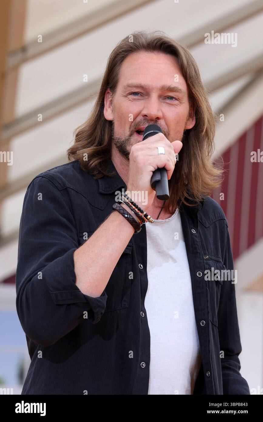 Immer wieder sonntags, Folge 4 Oliver Thomas. ARD-Unterhaltungsshow Immer Wieder sonntags. TV-Aufzeichnung und Live-Übertragung vom 06.07.2025 aus dem Wasserpark Rulantica, Rust. Baden-Württemberg, Deutschland. *** Immer wieder sonntags, épisode 4 Oliver Thomas ARD spectacle de divertissement Immer wieder sonntags enregistrement TV et diffusion en direct du 06 07 2025 depuis le parc aquatique Rulantica, Rust Baden Württemberg, Allemagne Banque D'Images