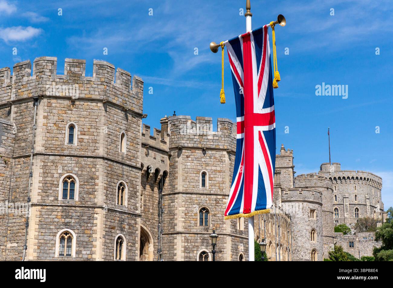 tour du château de Windsor. Architecture gothique en Angleterre. avec drapeau Banque D'Images