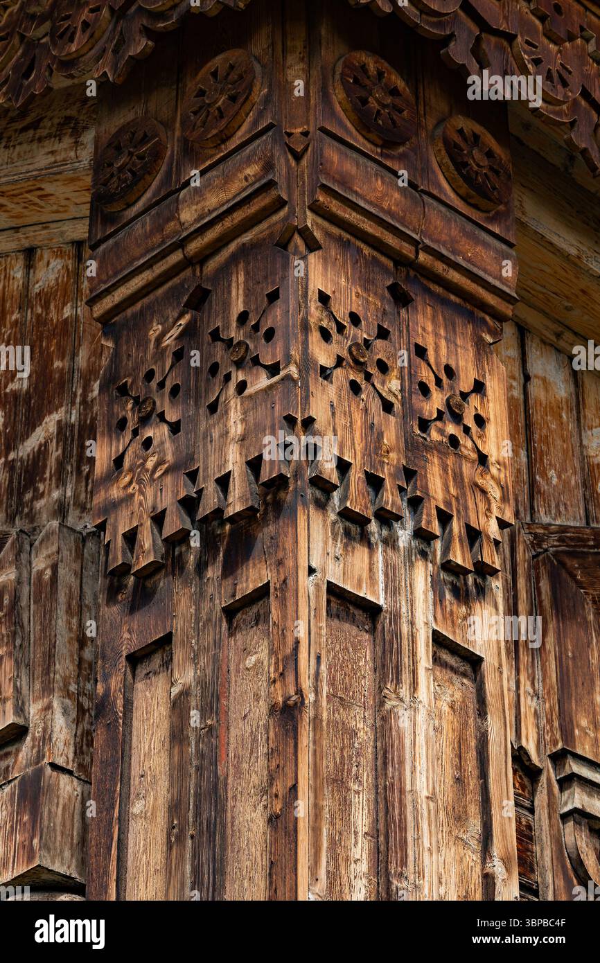 Architecture en bois ornée. Détails en bois sculptés sur la façade du bâtiment. Décoration de maison Banque D'Images Architecture en bois ornée. Détails en bois sculptés sur la façade du bâtiment. Décoration de maison Banque D'Images