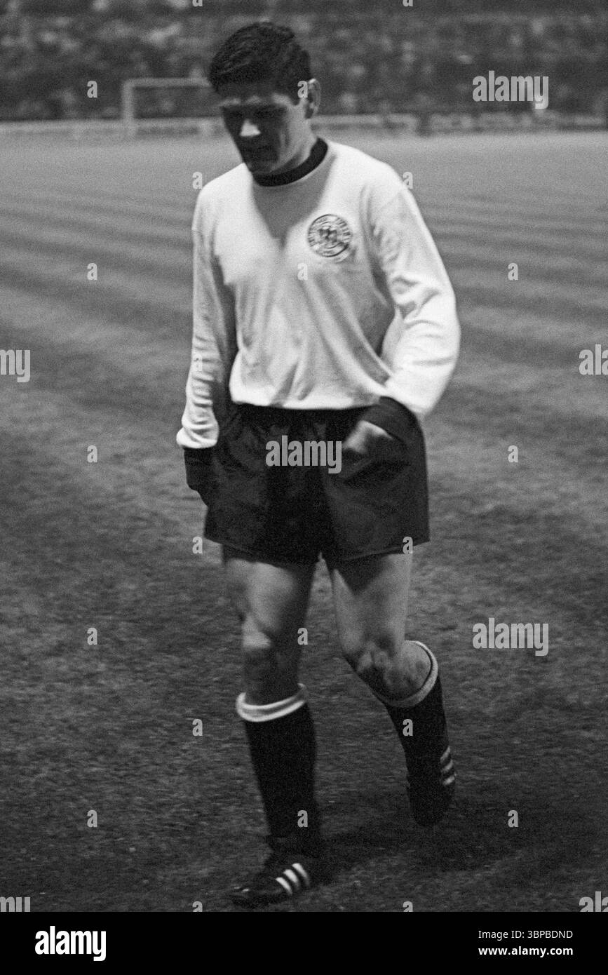 Années soixante, sport, football, match international junior, 1967, Allemagne vs. CSSR 3-1, 03.05.1967, stade Boekelberg à Moenchengladbach, pause mi-temps, le joueur international Heinz Wittmann du Borussia Moenchengladbach quitte le terrain de jeu Banque D'Images