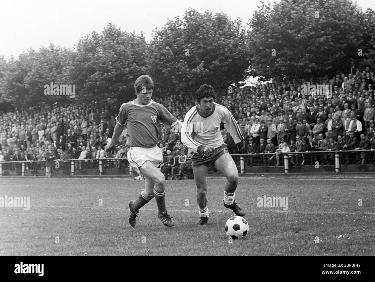 Années soixante, sport, football, championnat ouest-allemand de la jeunesse 1969, finale, SpVgg Sterkrade 06/07 vs. VfL Bochum 3-4, 29.06.1969, Stadium am Dicken Stein à Oberhausen-Sterkrade-Tackenberg, scène du match, combat Banque D'Images