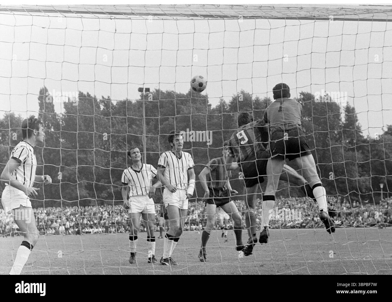 Années soixante, sport, football, Championnat d'Allemagne amateur 1969, finale, SC Juelich 1910 vs. SpVgg Erkenschwick 2-1, 12.07.1969, stade Grotenburg à Krefeld-Uerdingen, scène du match, scène du but Banque D'Images