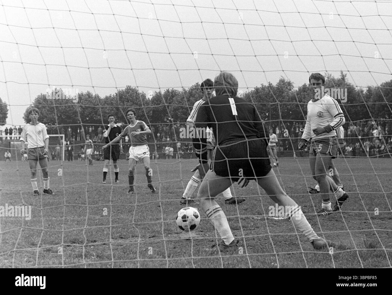 Années soixante, sport, football, championnat ouest-allemand de la jeunesse 1969, finale, SpVgg Sterkrade 06/07 vs. VfL Bochum 3-4, 29.06.1969, Stadium am Dicken Stein à Oberhausen-Sterkrade-Tackenberg, scène du match, scène du but Banque D'Images