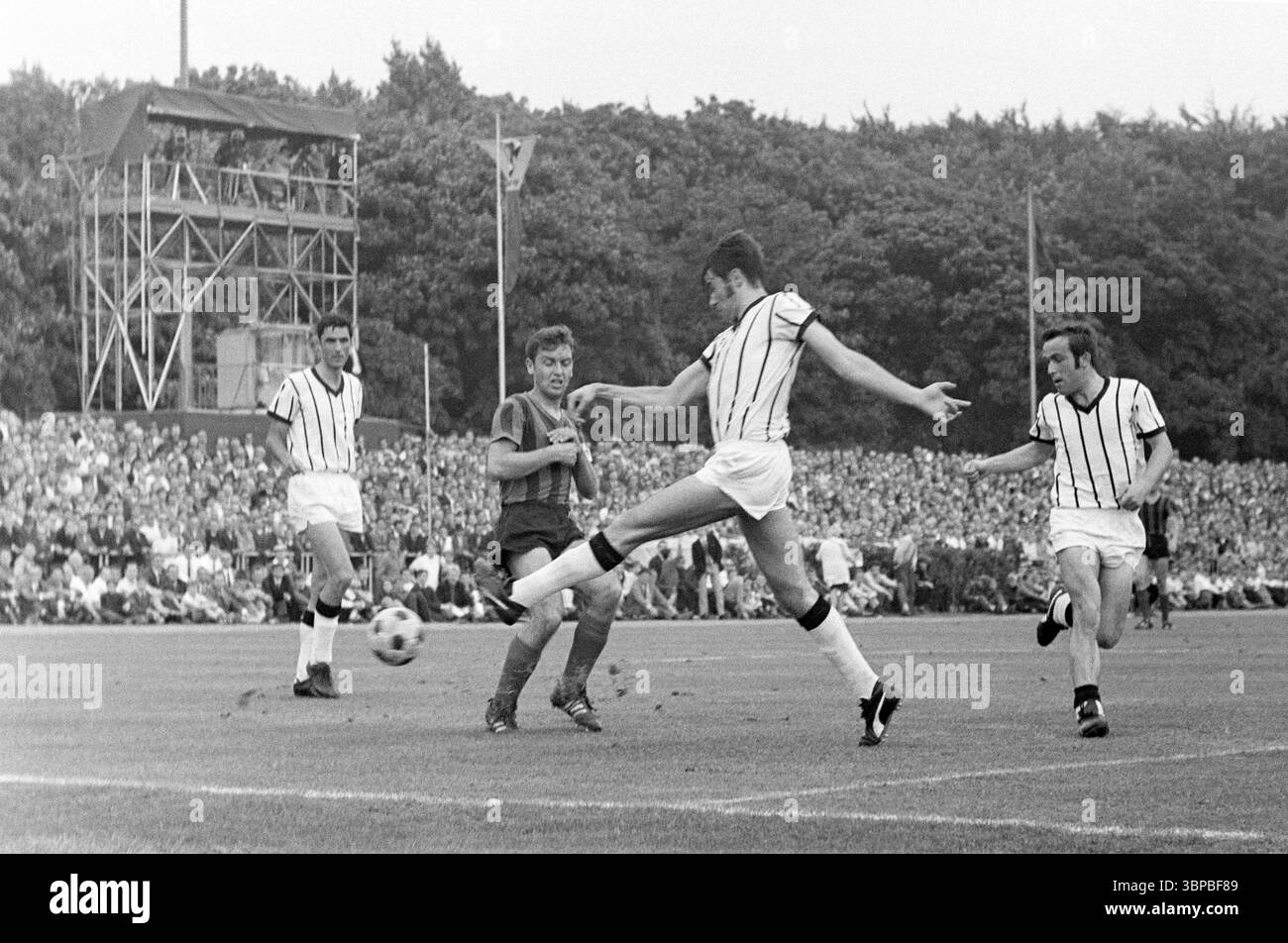 Années soixante, sport, football, Championnat d'Allemagne amateur 1969, finale, SC Juelich 1910 vs. SpVgg Erkenschwick 2-1, 12.07.1969, stade Grotenburg à Krefeld-Uerdingen, scène du match Banque D'Images