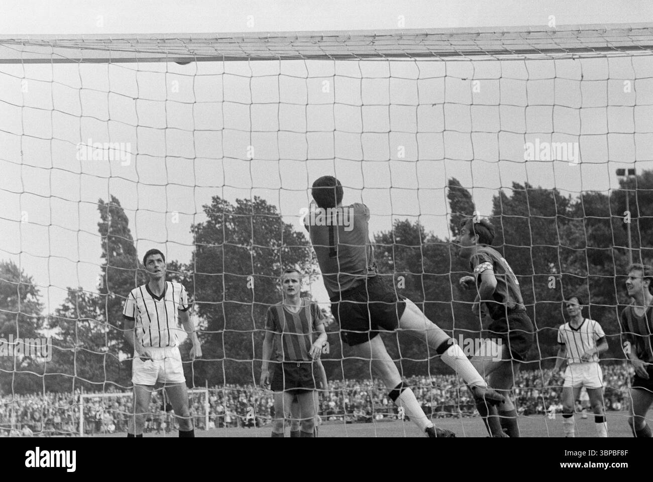 Années soixante, sport, football, Championnat d'Allemagne amateur 1969, finale, SC Juelich 1910 vs. SpVgg Erkenschwick 2-1, 12.07.1969, stade Grotenburg à Krefeld-Uerdingen, scène du match, scène du but Banque D'Images