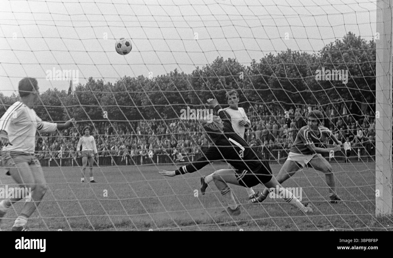 Années soixante, sport, football, championnat ouest-allemand de la jeunesse 1969, finale, SpVgg Sterkrade 06/07 vs. VfL Bochum 3-4, 29.06.1969, Stadium am Dicken Stein à Oberhausen-Sterkrade-Tackenberg, scène du match, scène du but Banque D'Images