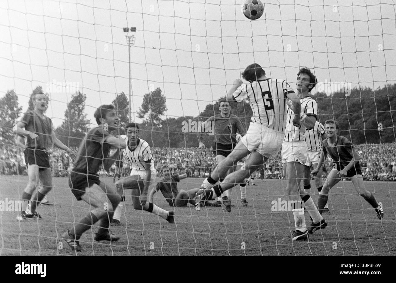 Années soixante, sport, football, Championnat d'Allemagne amateur 1969, finale, SC Juelich 1910 vs. SpVgg Erkenschwick 2-1, 12.07.1969, stade Grotenburg à Krefeld-Uerdingen, scène du match, scène du but, fortune à Juelich, économie sur le but par tête Banque D'Images