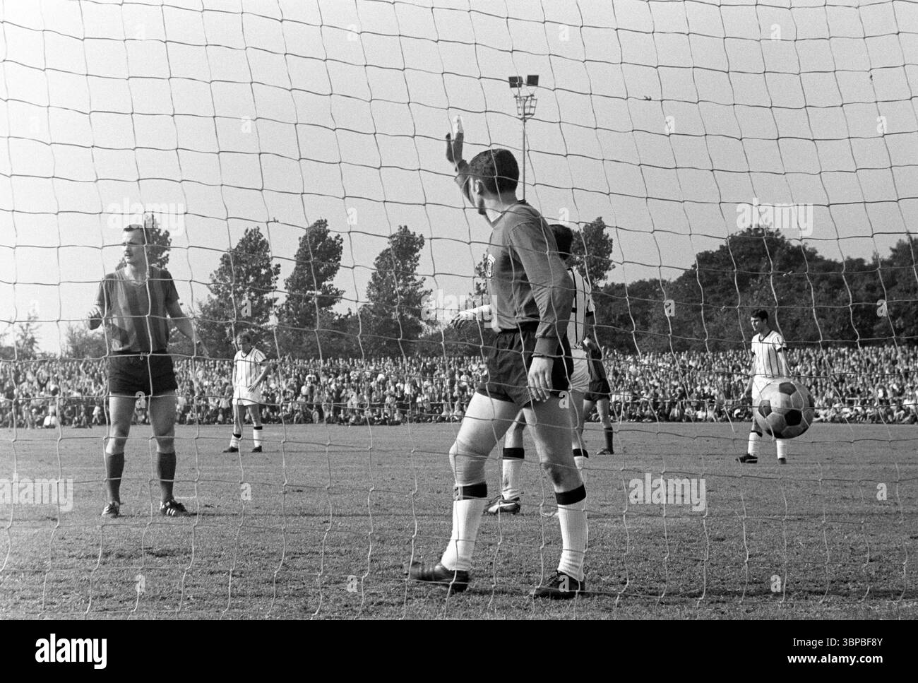 Années soixante, sport, football, Championnat d'Allemagne amateur 1969, finale, SC Juelich 1910 vs. SpVgg Erkenschwick 2-1, 12.07.1969, stade Grotenburg à Krefeld-Uerdingen, scène du match, scène du but Banque D'Images
