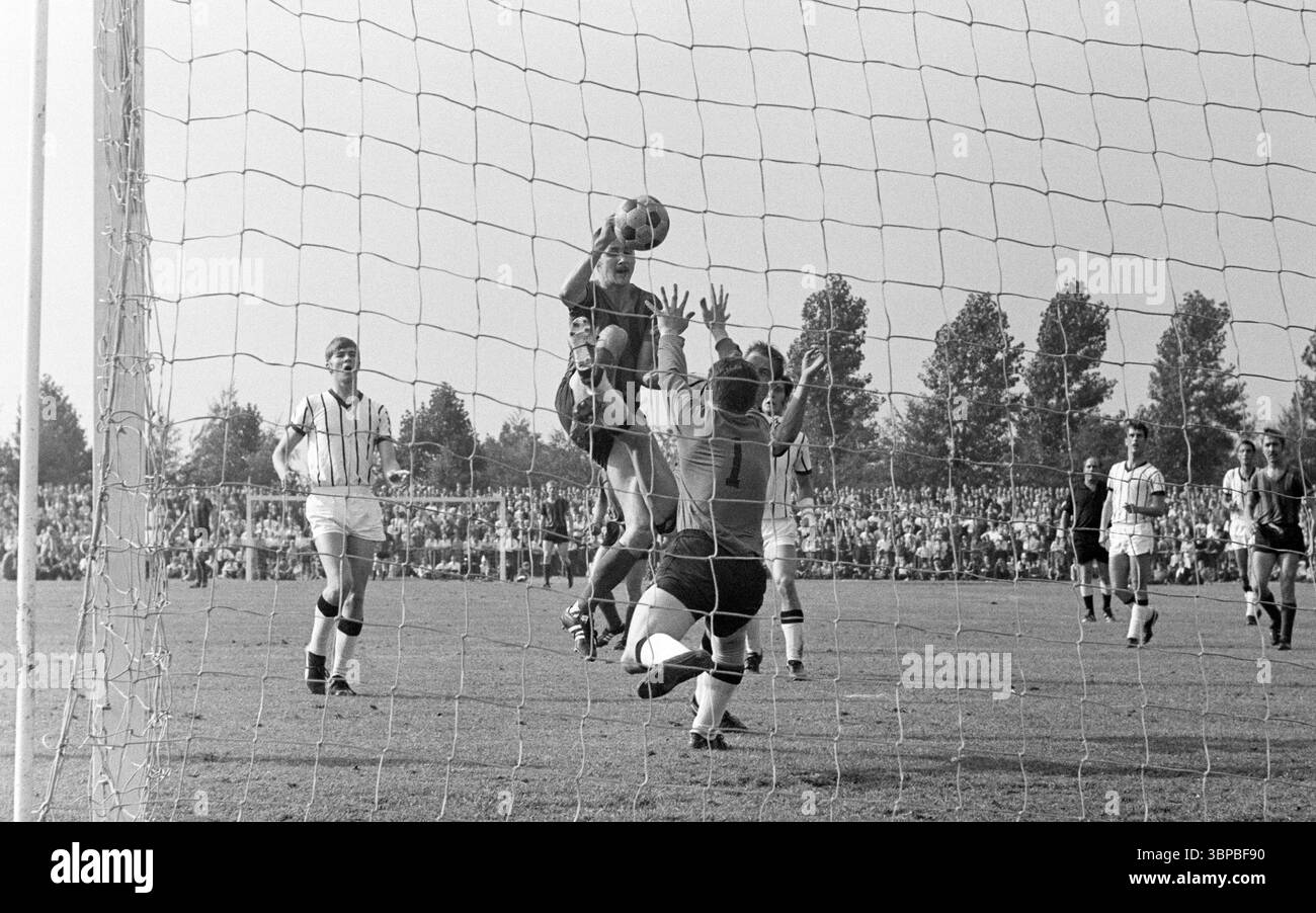 Années soixante, sport, football, Championnat d'Allemagne amateur 1969, finale, SC Juelich 1910 vs. SpVgg Erkenschwick 2-1, 12.07.1969, stade Grotenburg à Krefeld-Uerdingen, scène du match, scène du but Banque D'Images