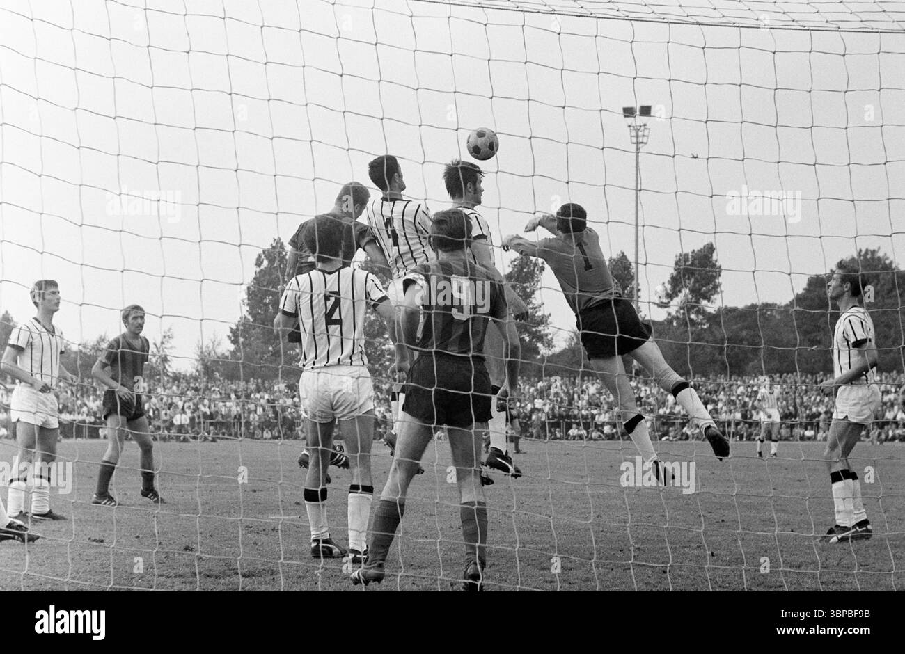 Années soixante, sport, football, Championnat d'Allemagne amateur 1969, finale, SC Juelich 1910 vs. SpVgg Erkenschwick 2-1, 12.07.1969, stade Grotenburg à Krefeld-Uerdingen, scène du match, scène du but Banque D'Images