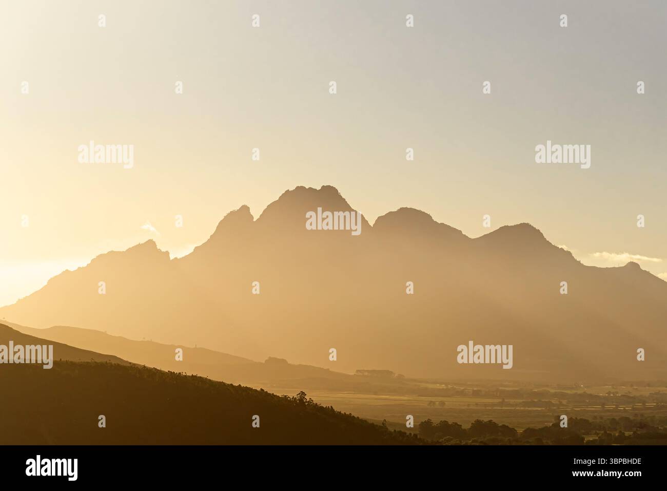Vue sur la montagne Golden Hour. Afrique du Sud, silhouettes de montagnes à la lumière du coucher du soleil. Simons Mountain, paysage naturel Banque D'Images