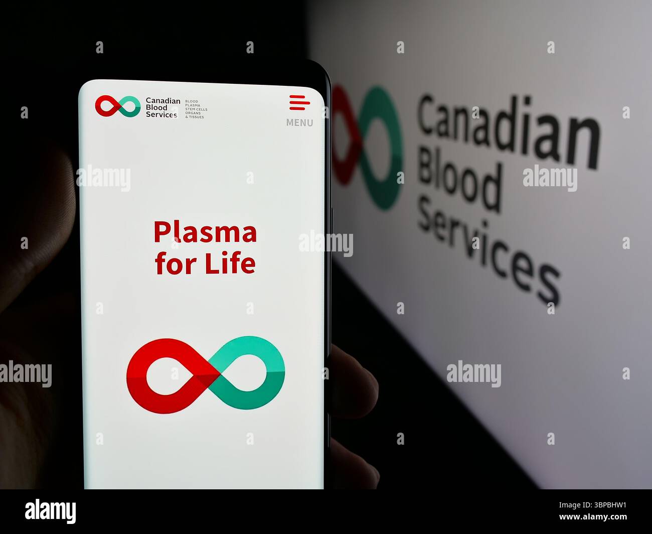 Dans cette illustration photo, une personne tient un téléphone cellulaire avec la page Web de l'organisme de santé Société canadienne du sang à l'écran devant le logo. (Photo timon Schneider / SOPA images/SIPA USA) *** strictement à des fins éditoriales *** Banque D'Images