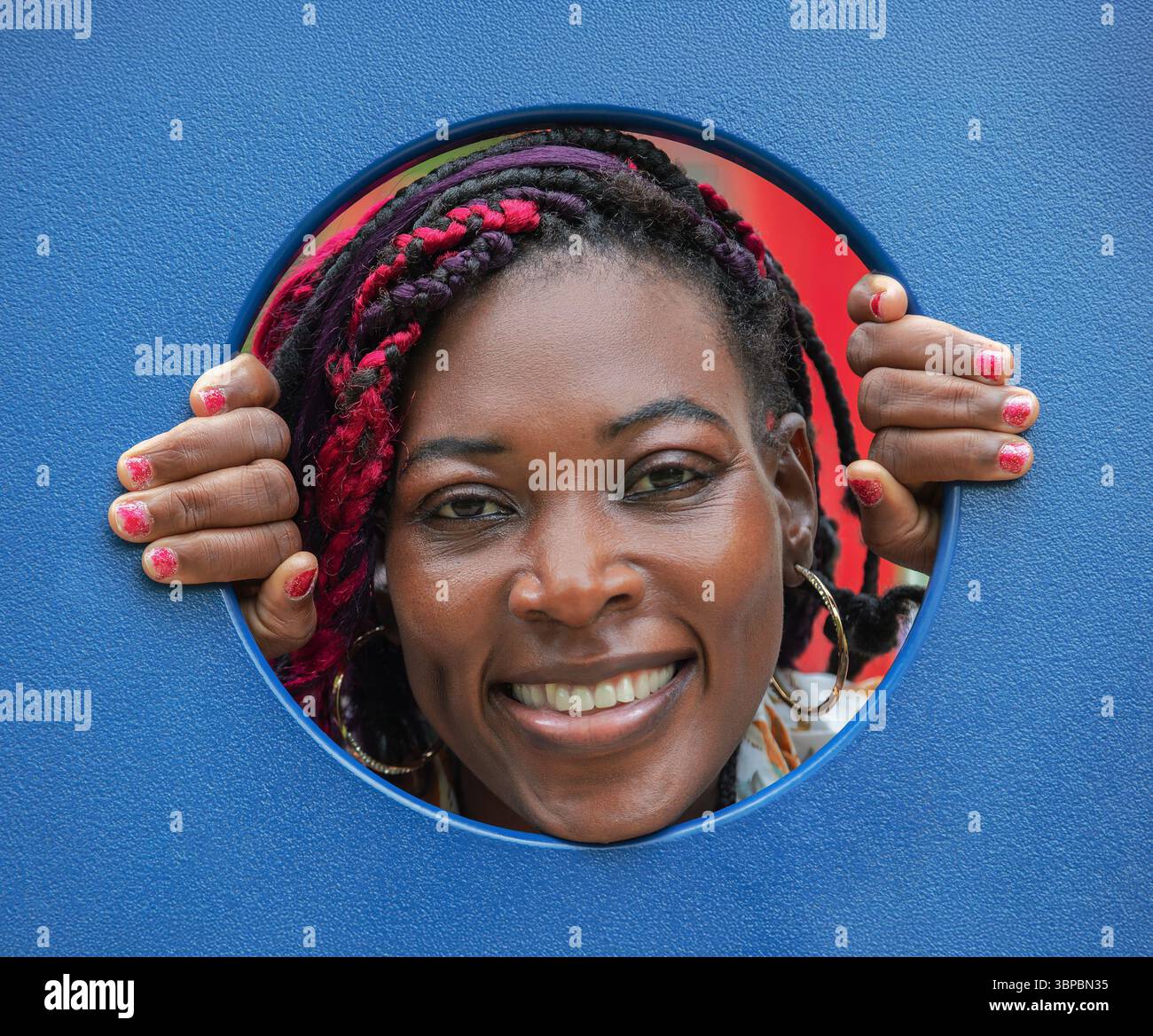 Professeur d'école maternelle noir s'engageant avec l'équipement de terrain de jeu extérieur. Parfait pour l'éducation de la petite enfance, garderie, garde d'enfants, jeu éducatif, outdo Banque D'Images