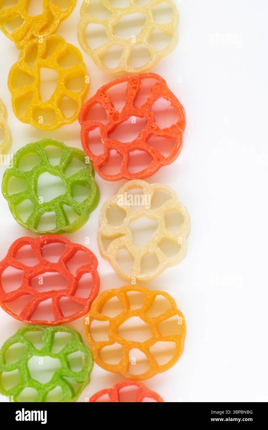 Color Unfried Chips Colorful Chips prêt à frire, il est fabriqué à partir de pâte finement roulée qui est frite jusqu'à ce qu'elle soit dorée et croquante, Banque D'Images