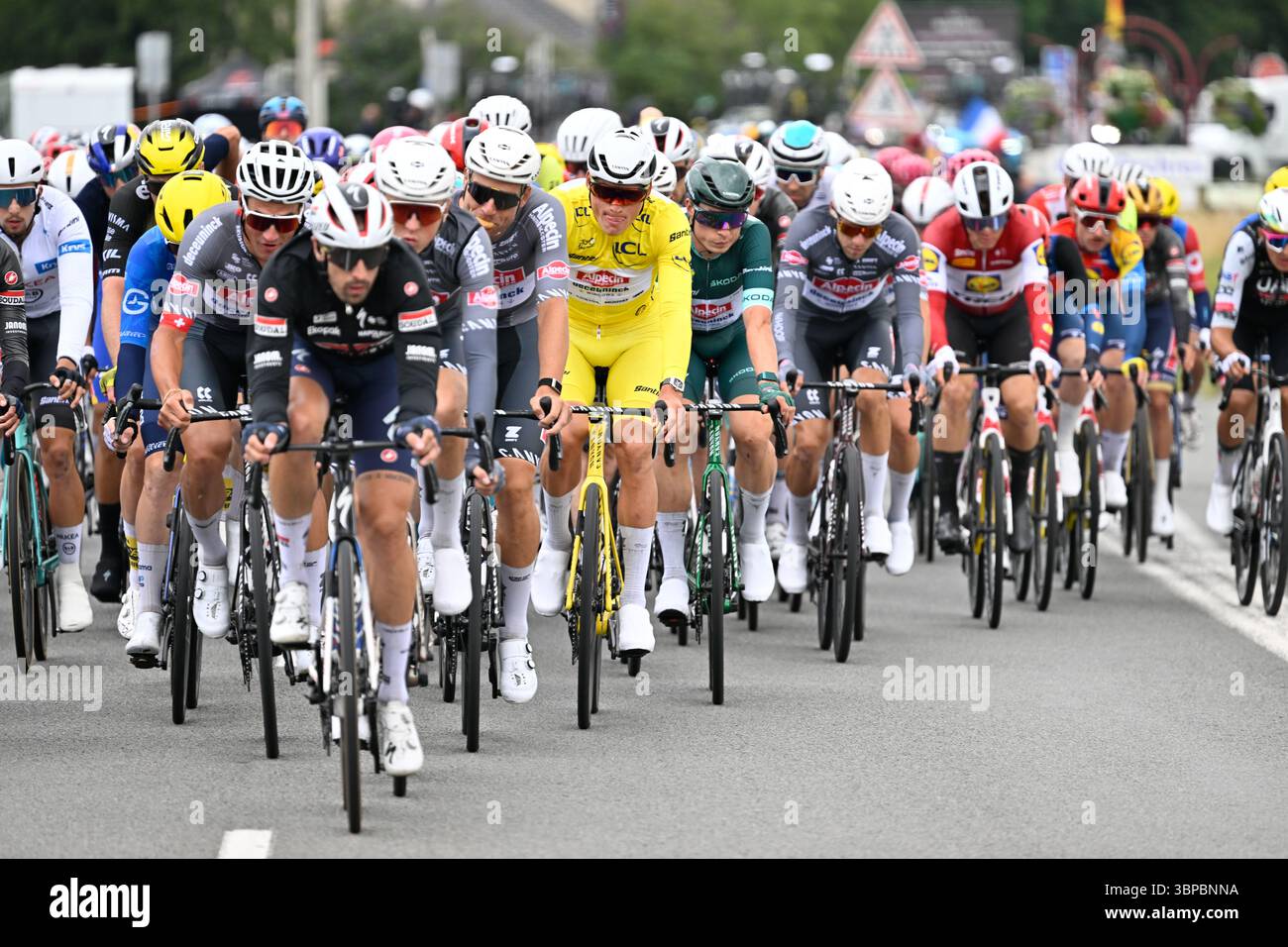 DUINKERKE, FRANCE - 07 JUILLET : Mathieu Van Der Poel, leader du classement général en jaune suivi de Jasper Philipsen en Vert pour l'équipe Alpecin Deceuninck à la tête du peloton lors de l'étape 3 de la 112ème édition du Tour de France au départ de Valenciennes et arrivée à DUNKERQUE le 7 juillet 2025 à DUNKERQUE, France, 07/07/2025 photo de Jan de Meuleneir / Photonews/Pool/Godingimages Banque D'Images