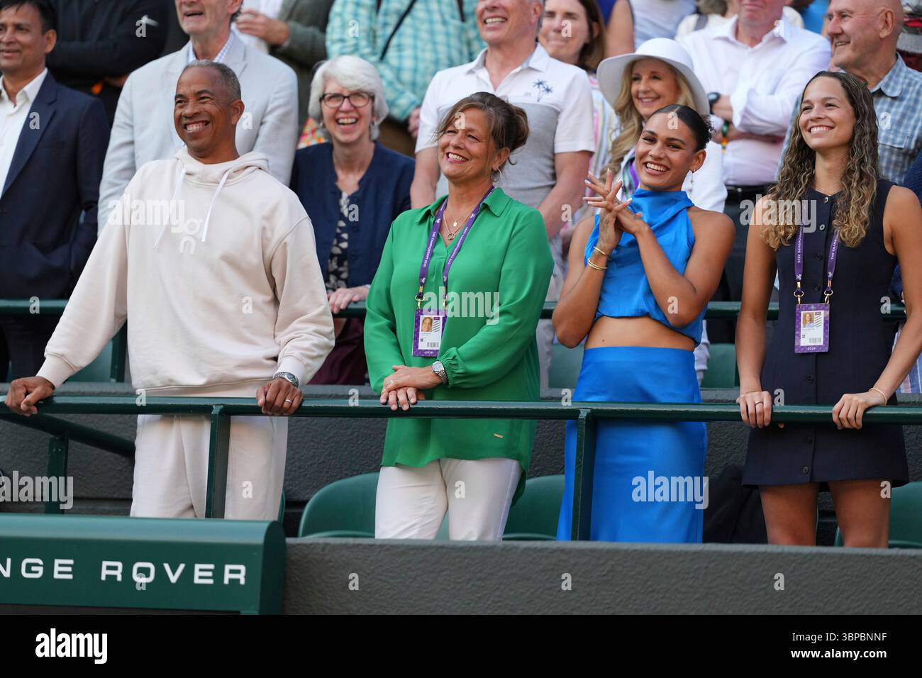 Shelton's parents Bryan Shelton and Lisa Witsken Shelton, from left, girlfriend Trinity Rodman and sister Emma Shelton watch Ben Shelton of the U.S. winning the men's singles fourth round match against Lorenzo Sonego of Italy at the Wimbledon Tennis Championships in London, Monday, July 7, 2025.(AP Photo/Kirsty Wigglesworth) Banque D'Images