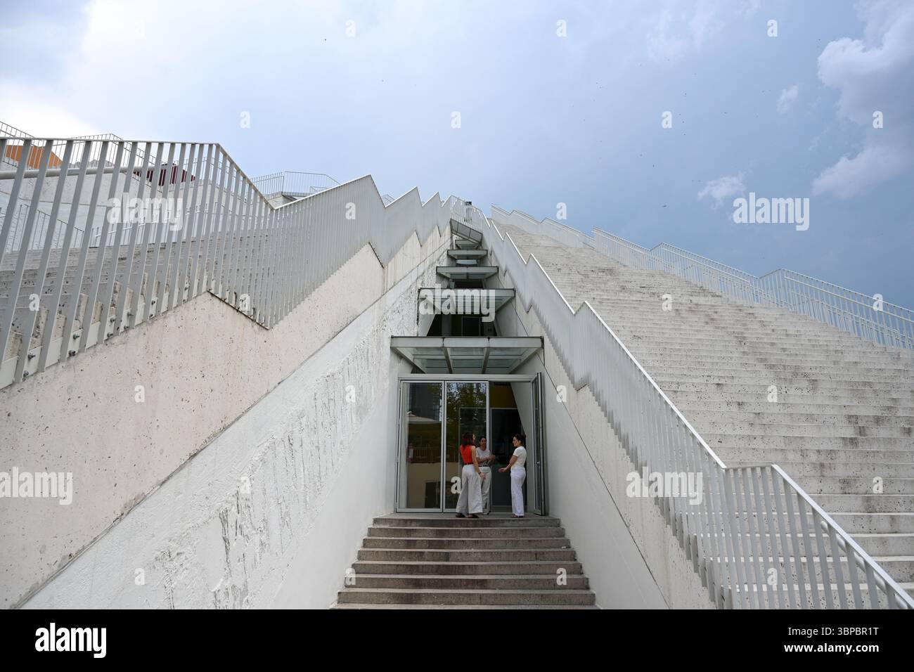 Tirana, Albanie - 20 juin 2025 : la Pyramide de Tirana (Piramida e Tiranes) est une structure et un ancien musée. Maintenant dans Pyramid se trouve le centre INFORMATIQUE pour l'immobilier d'entreprise Banque D'Images