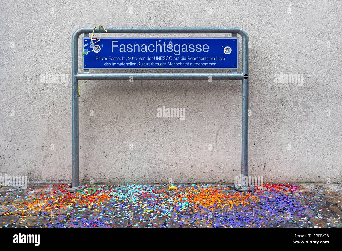 Bâle, Suisse – 11 mars 2025 : Rue plate de Fastnachtgasse (Carnaval Lane : Carnaval de Bâle, prise par l'UNESCO en 2017 sur la liste représentative Banque D'Images
