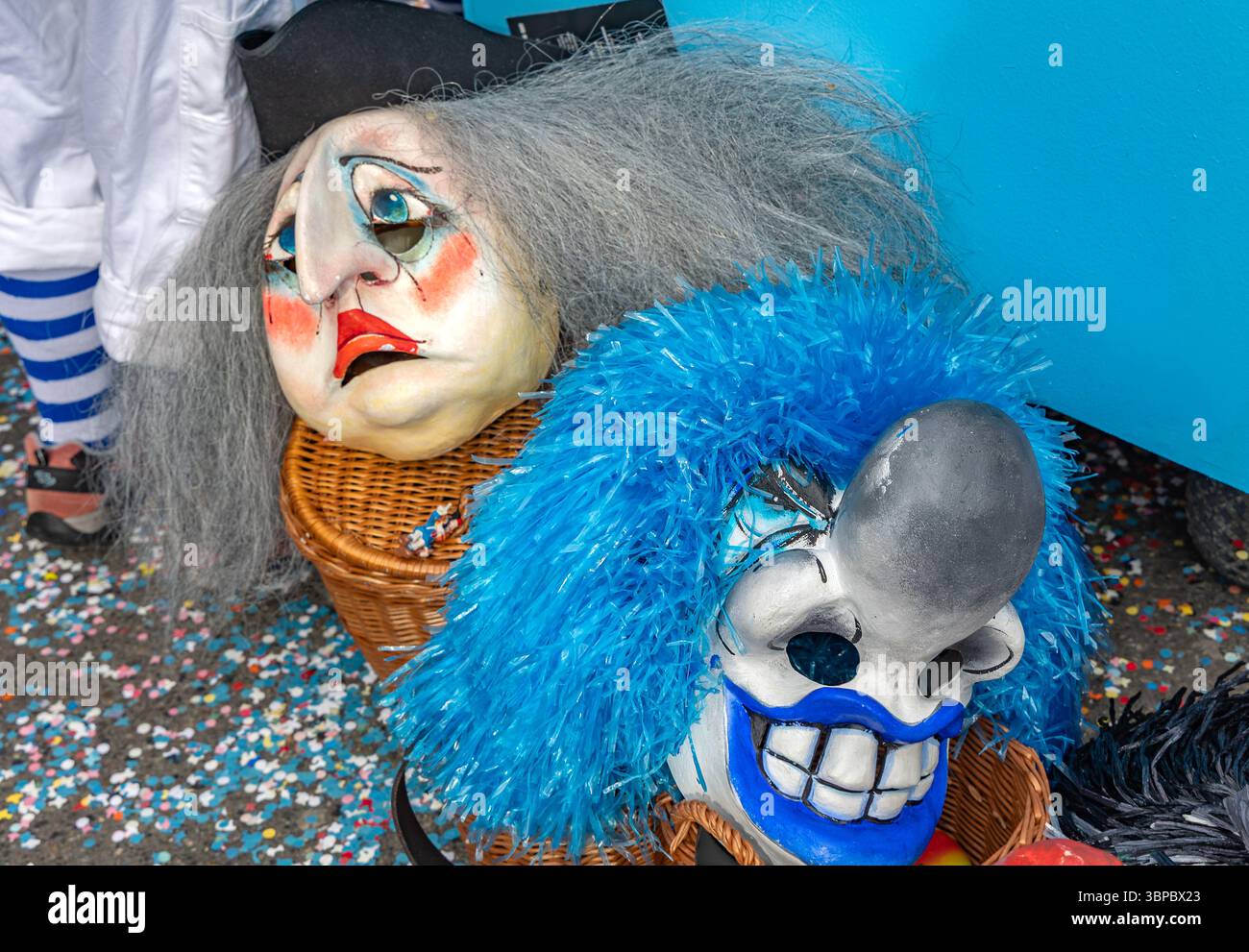 Bâle, Switezrland - 11 mars. 2025 : gros plan des masques de carnaval de Bâle côté rue. Le Carnaval de Bâle est sur le HER culturel immatériel de l'UNESCO Banque D'Images