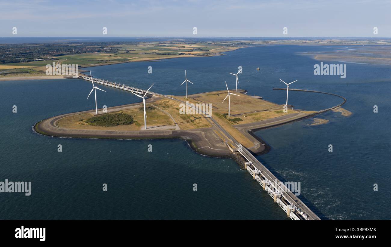 Éoliennes à Delta Works, Neeltje Jans, barrière anti-inondation en Zélande, pays-Bas. Infrastructure néerlandaise. Vidéo aérienne. Énergie propre. Énergie éolienne Banque D'Images