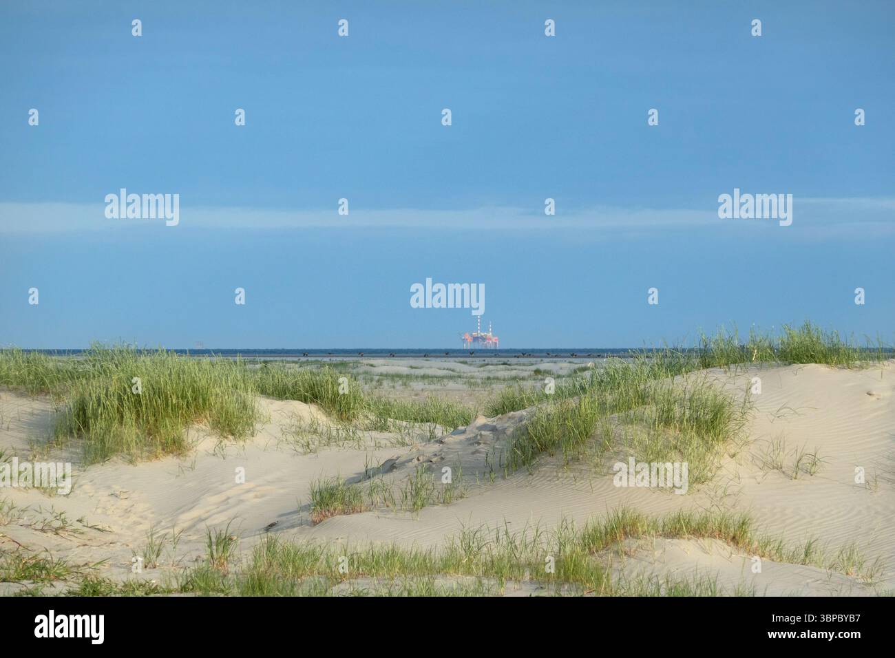 Vue sur de petites dunes sur une plate-forme de production offshore près de l'île néerlandaise Schiermonnikoog Banque D'Images