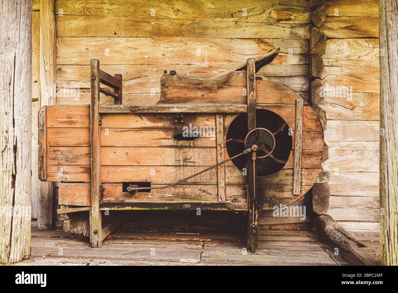 vieille batteuse en bois pour le battage du grain Banque D'Images