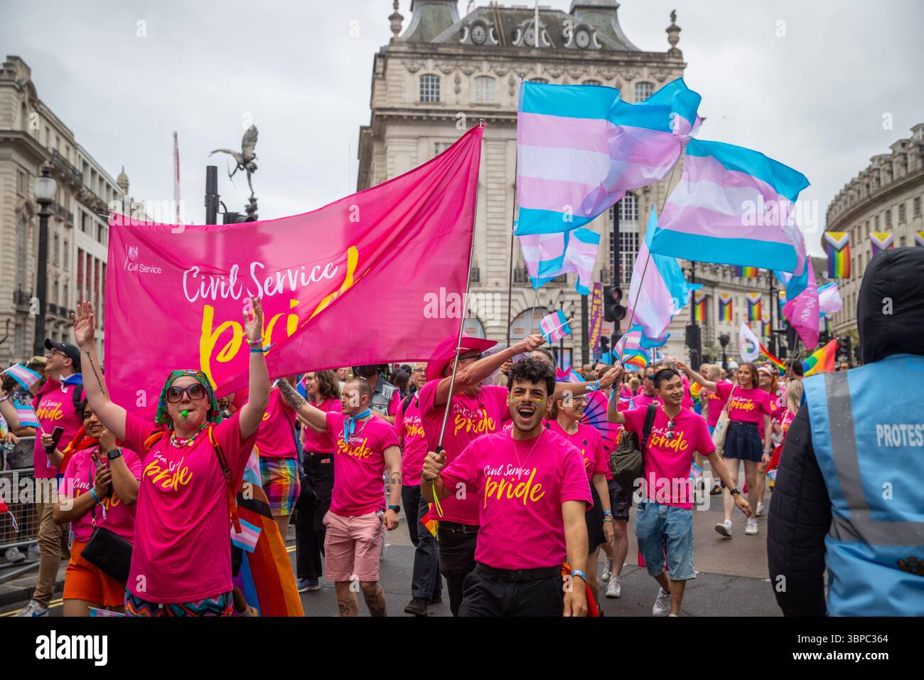 Réseau de personnel LGBT pour les fonctionnaires marchant à la Pride à Londres 2025 avec drapeau trans Banque D'Images