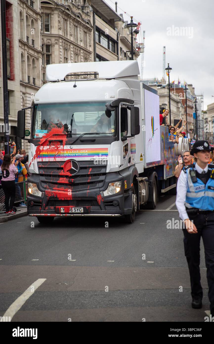 Camion partiellement recouvert de peinture rouge par un manifestant à Pride à Londres 2025 Banque D'Images