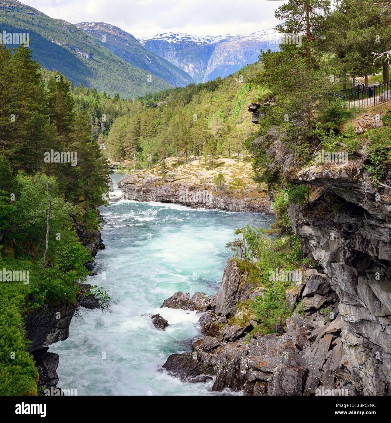 La cascade Slettafossen sur la rivière Rauma (Romsdalen, Møre og Romsdal), à l'ouest de la Norvège à la fin juin. Banque D'Images