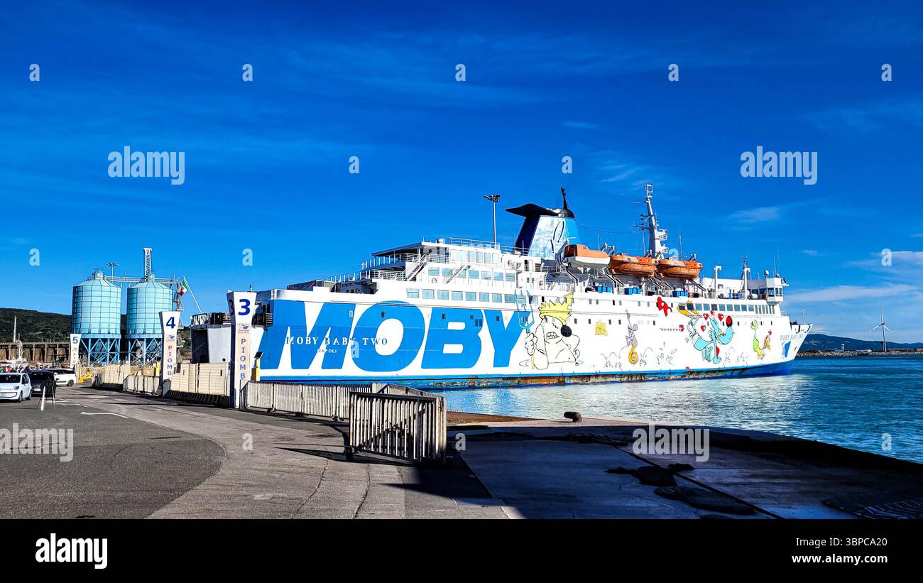 Ferry opéré par Moby Lines dans le port en attente des passagers. Au premier plan - mer bleue. 14 septembre 2025. Livourne, Italie. Banque D'Images