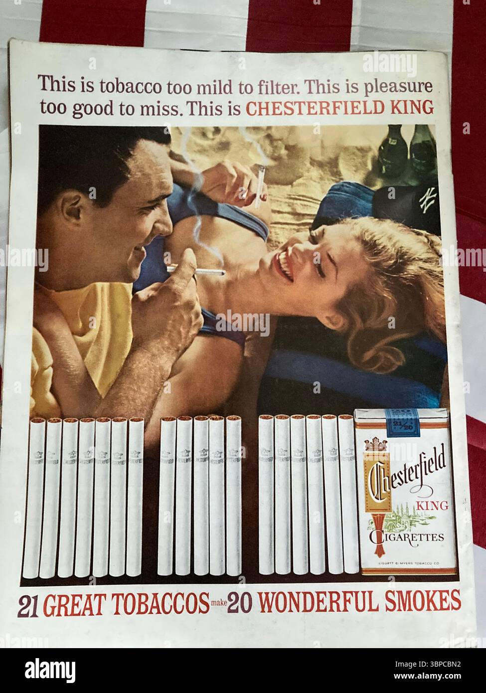 1962 Chesterfield King annonce de cigarette sur la couverture arrière du magazine LIFE - Image de stock capturée avec un smartphone