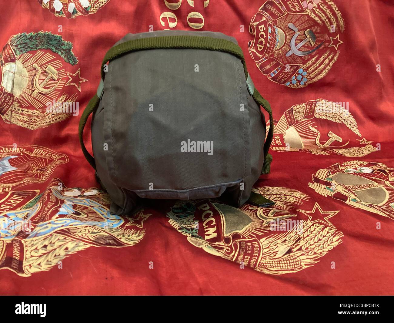 STSh-81 casque en acier soviétique affiché sur la bannière rouge soviétique - collection militaire - Image de stock capturée avec un smartphone