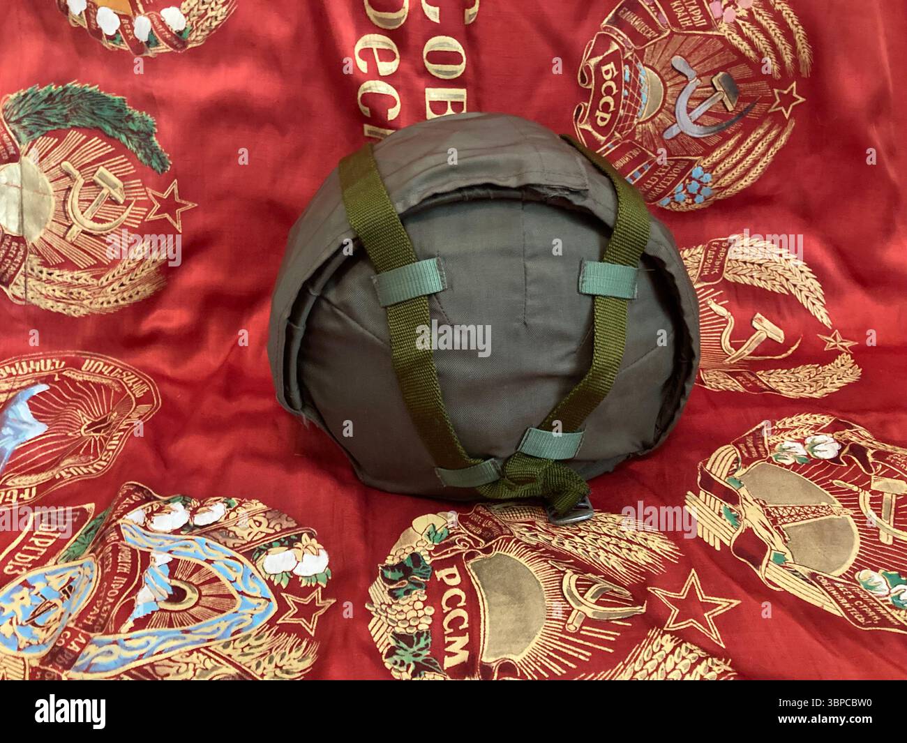 STSh-81 casque en acier soviétique affiché sur la bannière rouge soviétique - collection militaire - Image de stock capturée avec un smartphone