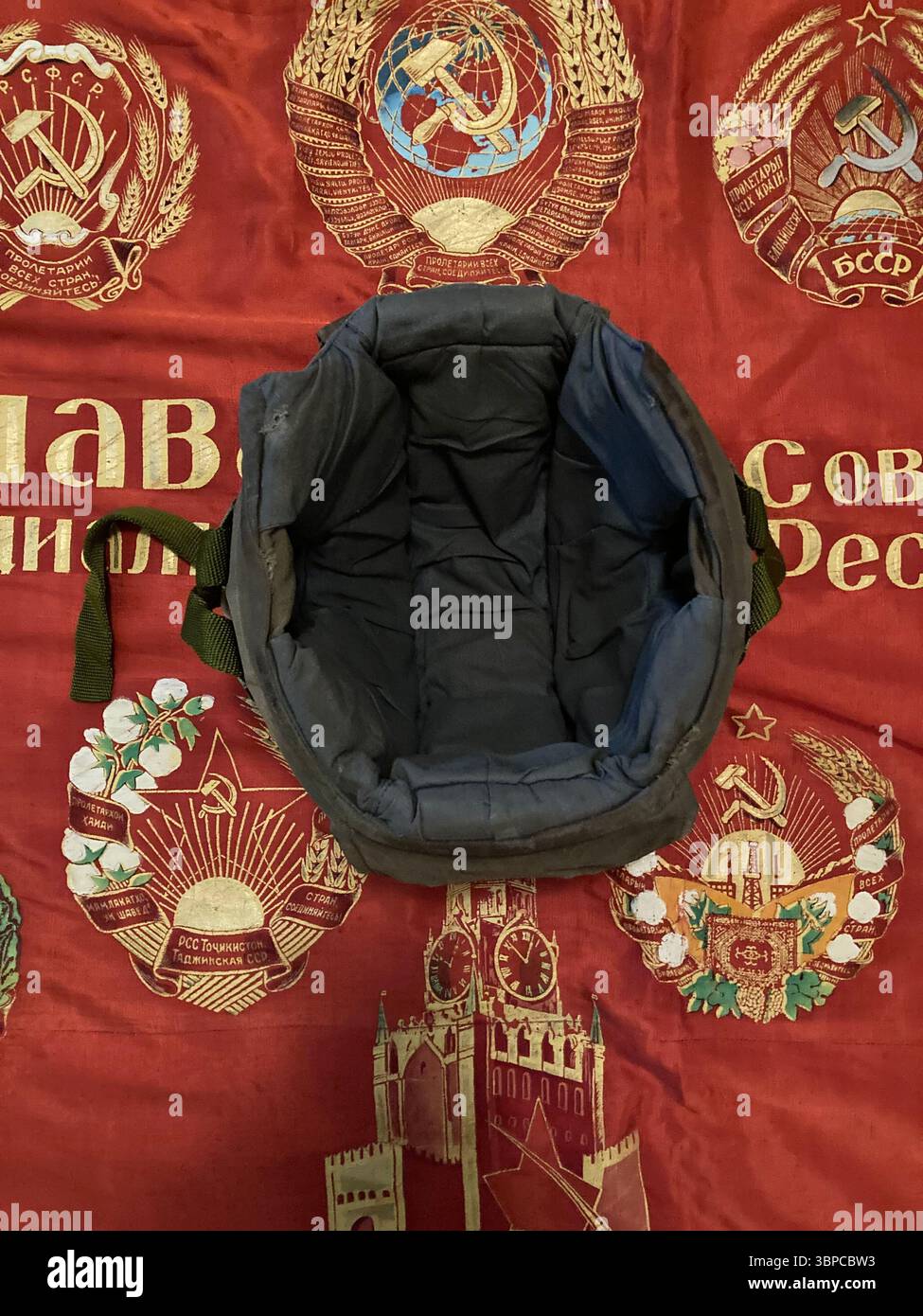 STSh-81 casque en acier soviétique affiché sur la bannière rouge soviétique - collection militaire - Image de stock capturée avec un smartphone