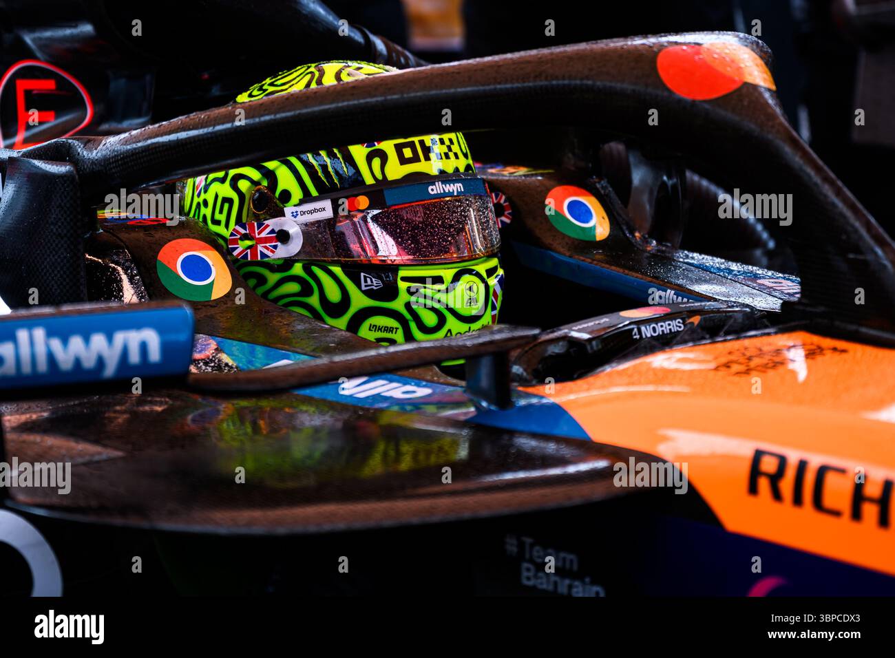 TOWCESTER, ROYAUME-UNI. 06 juillet : Lando Norris (Grande-Bretagne) de McLaren vérifie le rétroviseur extérieur avant la course de dimanche lors du Qatar Airways British Grand Prix 2025 sur le circuit de Silverstone le dimanche 06 juillet 2025 à TOWCESTER, ANGLETERRE. Crédit : Taka G Wu/Alamy Live News Banque D'Images