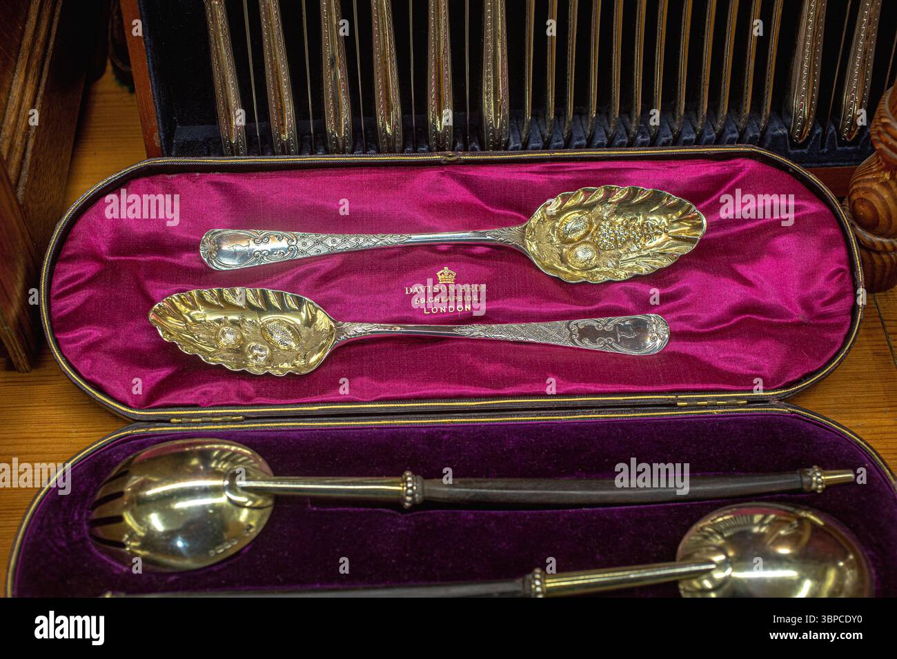 Cuillère victorienne aux baies couverts argentés antiques en étui Banque D'Images