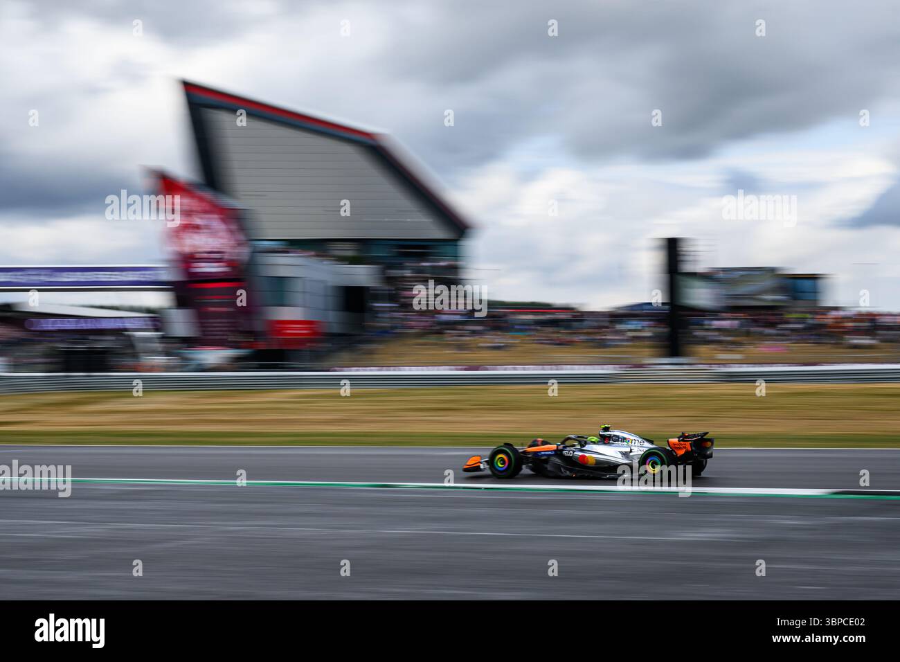 TOWCESTER, ROYAUME-UNI. 06 juillet : Lando Norris (Grande-Bretagne) de l'action McLaren en course de dimanche lors du Qatar Airways British Grand Prix 2025 au circuit de Silverstone le dimanche 06 juillet 2025 à TOWCESTER, ANGLETERRE. Crédit : Taka G Wu/Alamy Live News Banque D'Images