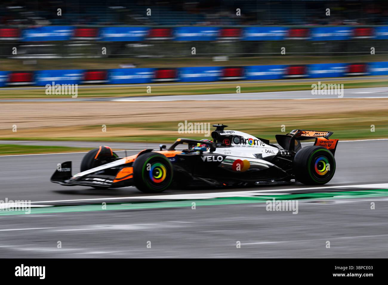 TOWCESTER, ROYAUME-UNI. 06 juillet : Oscar Piastri (Australie) de McLaren en course de dimanche lors du Qatar Airways British Grand Prix 2025 sur le circuit de Silverstone le dimanche 06 juillet 2025 à TOWCESTER, ANGLETERRE. Crédit : Taka G Wu/Alamy Live News Banque D'Images