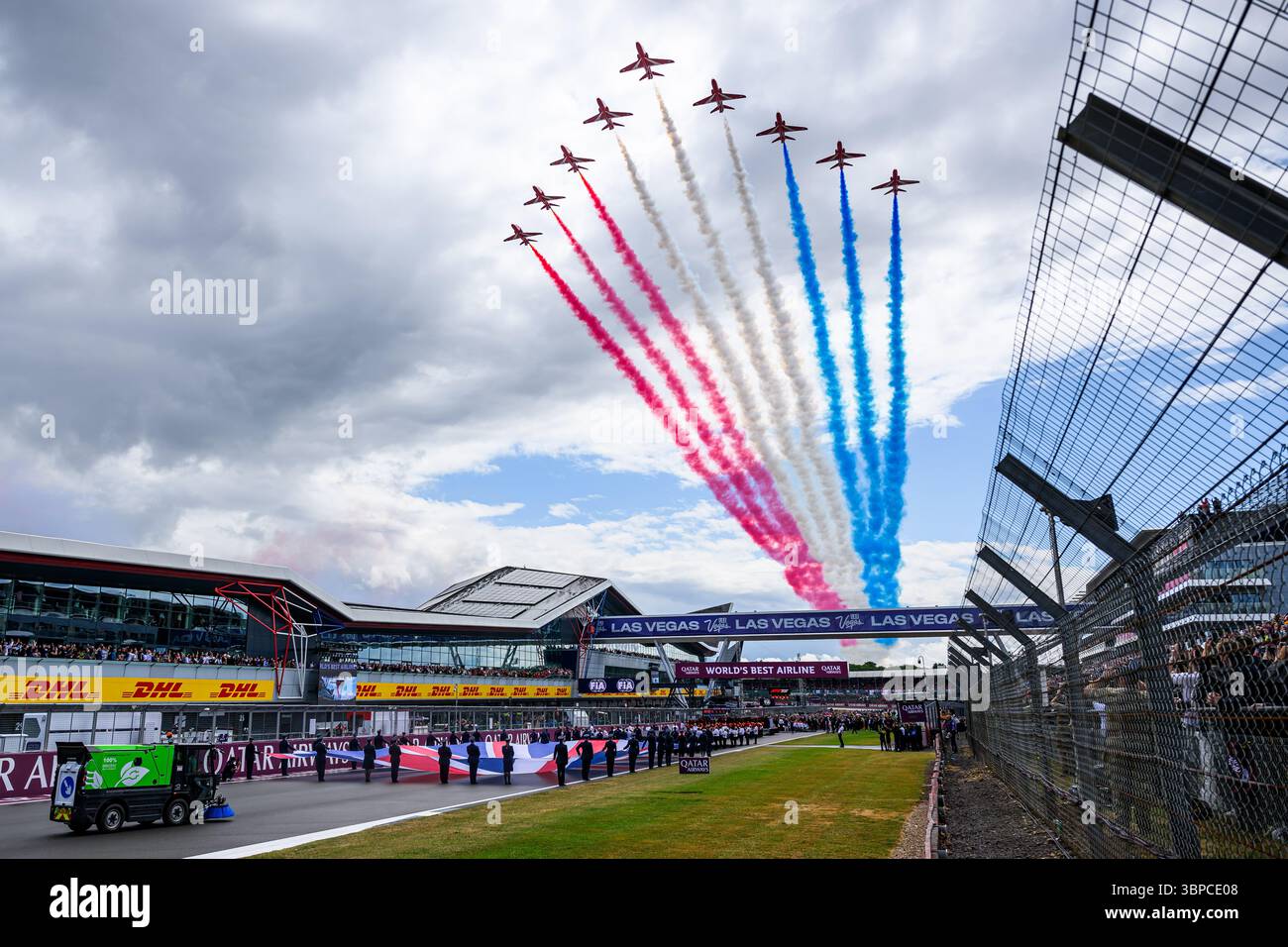 TOWCESTER, ROYAUME-UNI. 06 juillet : la Red Arrow passe-volant pendant l'hymne national avant la course du dimanche lors du Qatar Airways British Grand Prix 2025 au circuit de Silverstone le dimanche 06 juillet 2025 à TOWCESTER, ANGLETERRE. Crédit : Taka G Wu/Alamy Live News Banque D'Images