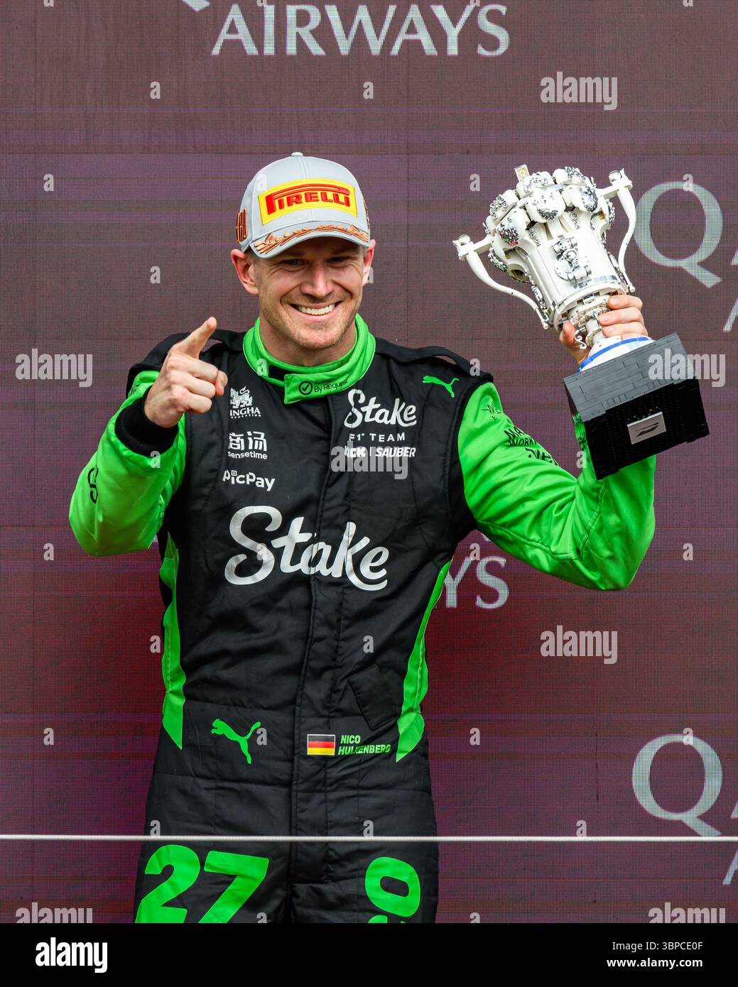 TOWCESTER, ROYAUME-UNI. 06 juillet : Nico Hulkenberg de F1 Team Kick Sauber célèbre avec le trophée après avoir remporté la 3ème place de la course de dimanche lors du Qatar Airways British Grand Prix 2025 au circuit de Silverstone le dimanche 06 juillet 2025 à TOWCESTER, ANGLETERRE. Crédit : Taka G Wu/Alamy Live News Banque D'Images